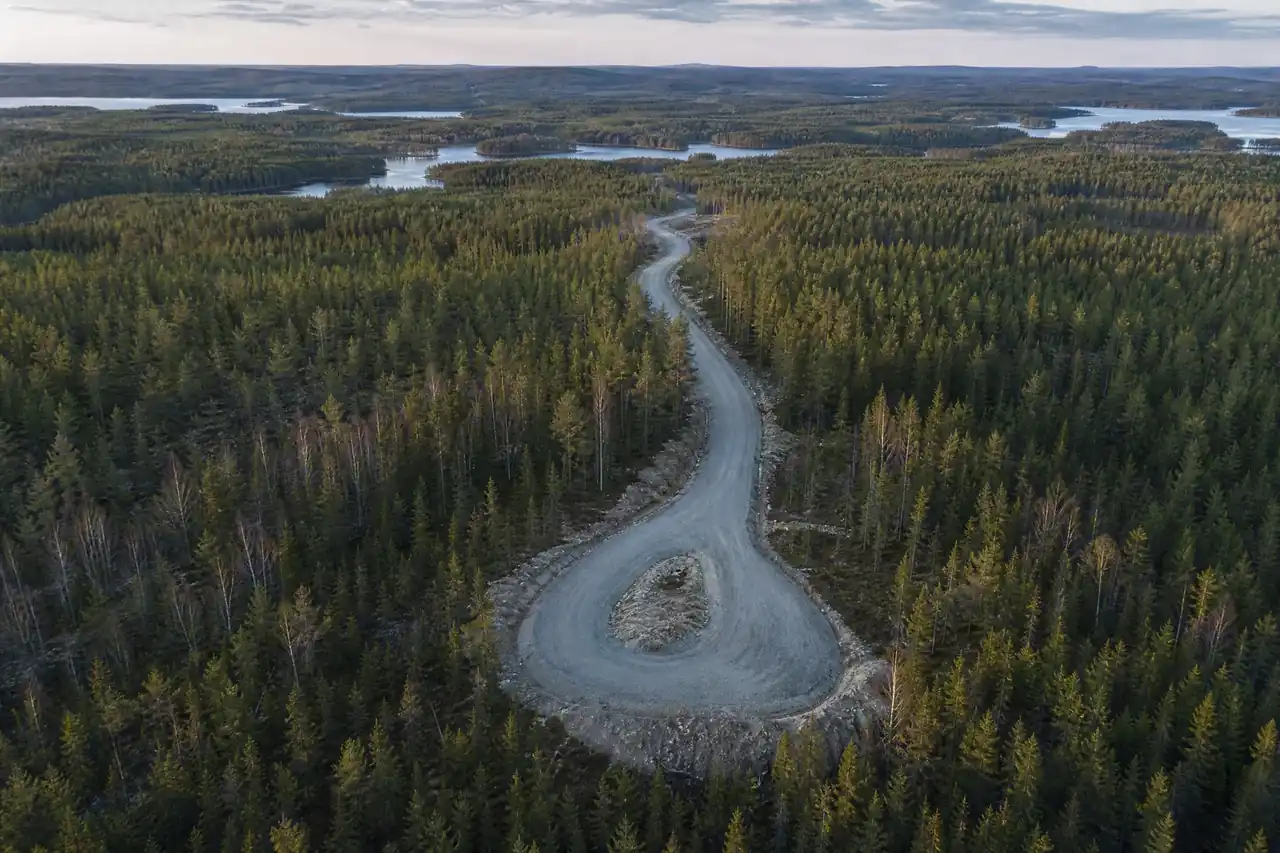 Skogsbilväg genom vidsträckt skogslandskap kring Ramsjö