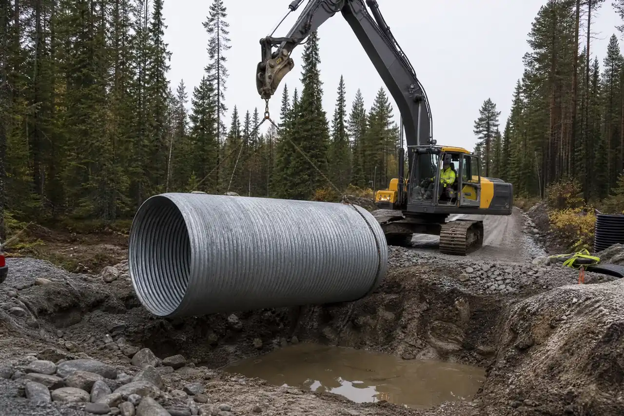Installation av ny vägtrumma under grusväg